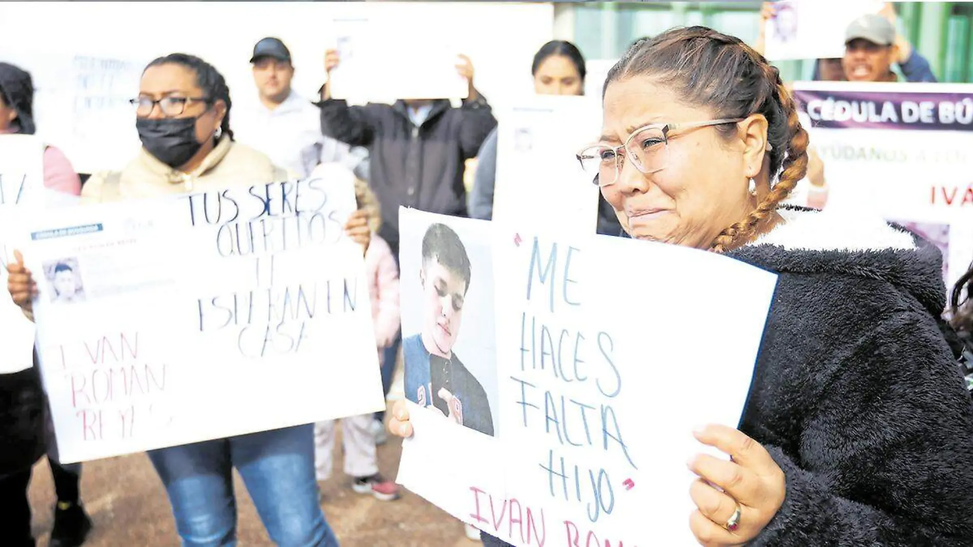 Madre de Iván Román llora durante manifestación afuera de la fiscalía de Zacatecas